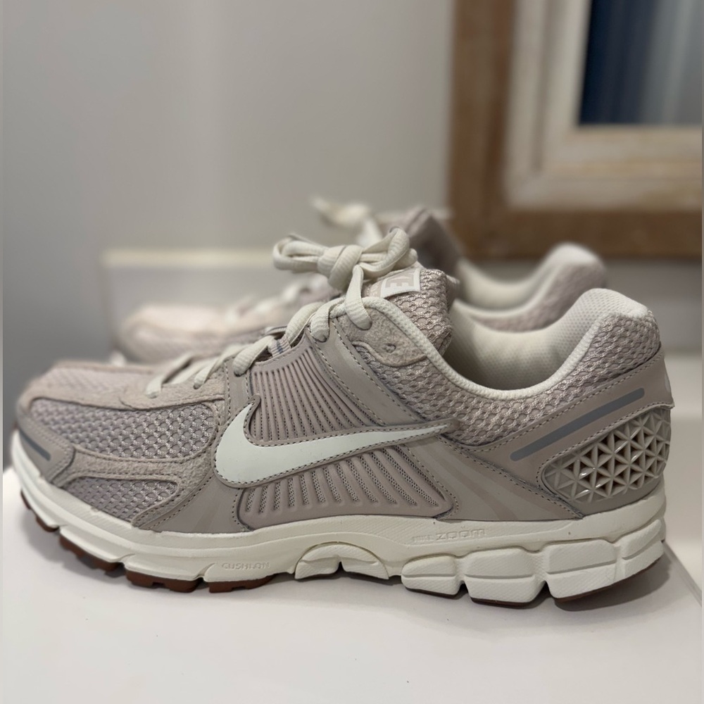 Nike Athletic Shoes in Light Gray and Cream